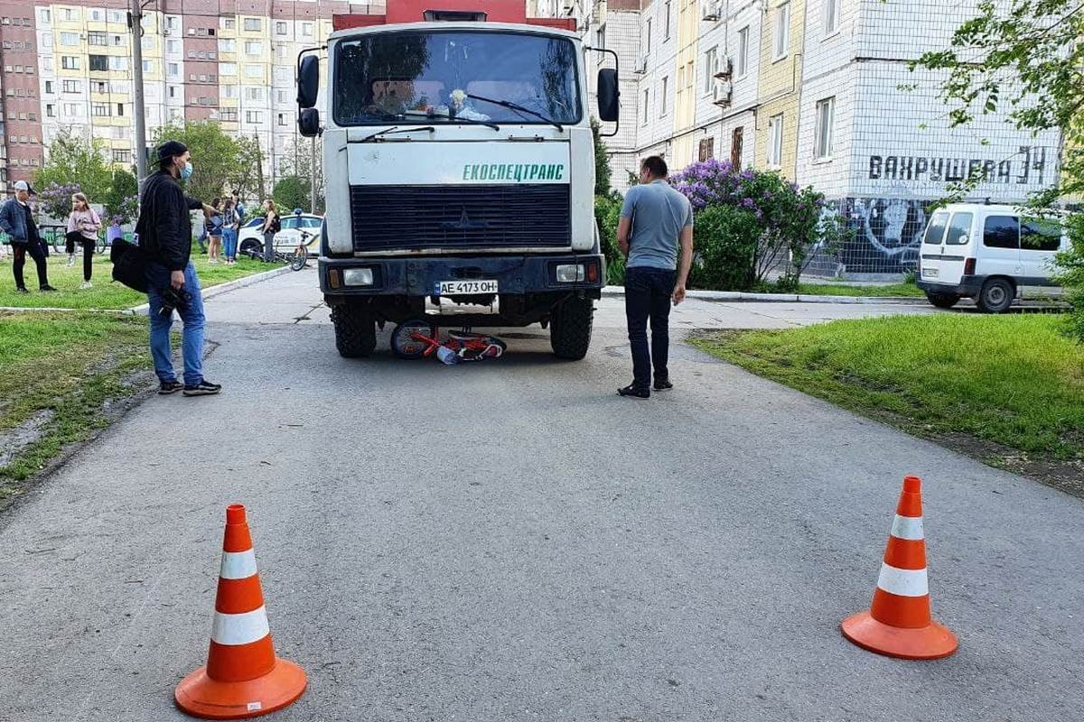 В Кривом Роге мусоровоз сбил 6-летнюю девочку, которая ехала на велосипеде