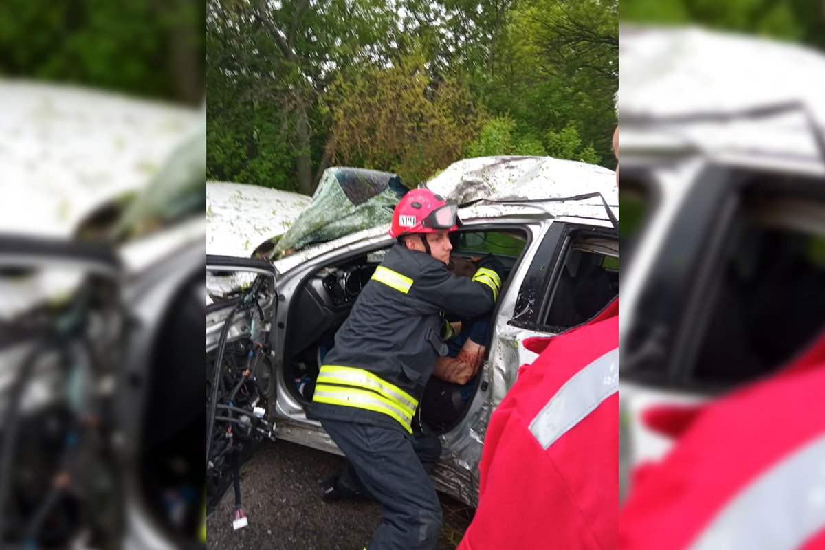 Рядом с селом Васильевка KIA врезалась в дерево Рядом с селом Васильевка KIA врезалась в дерево