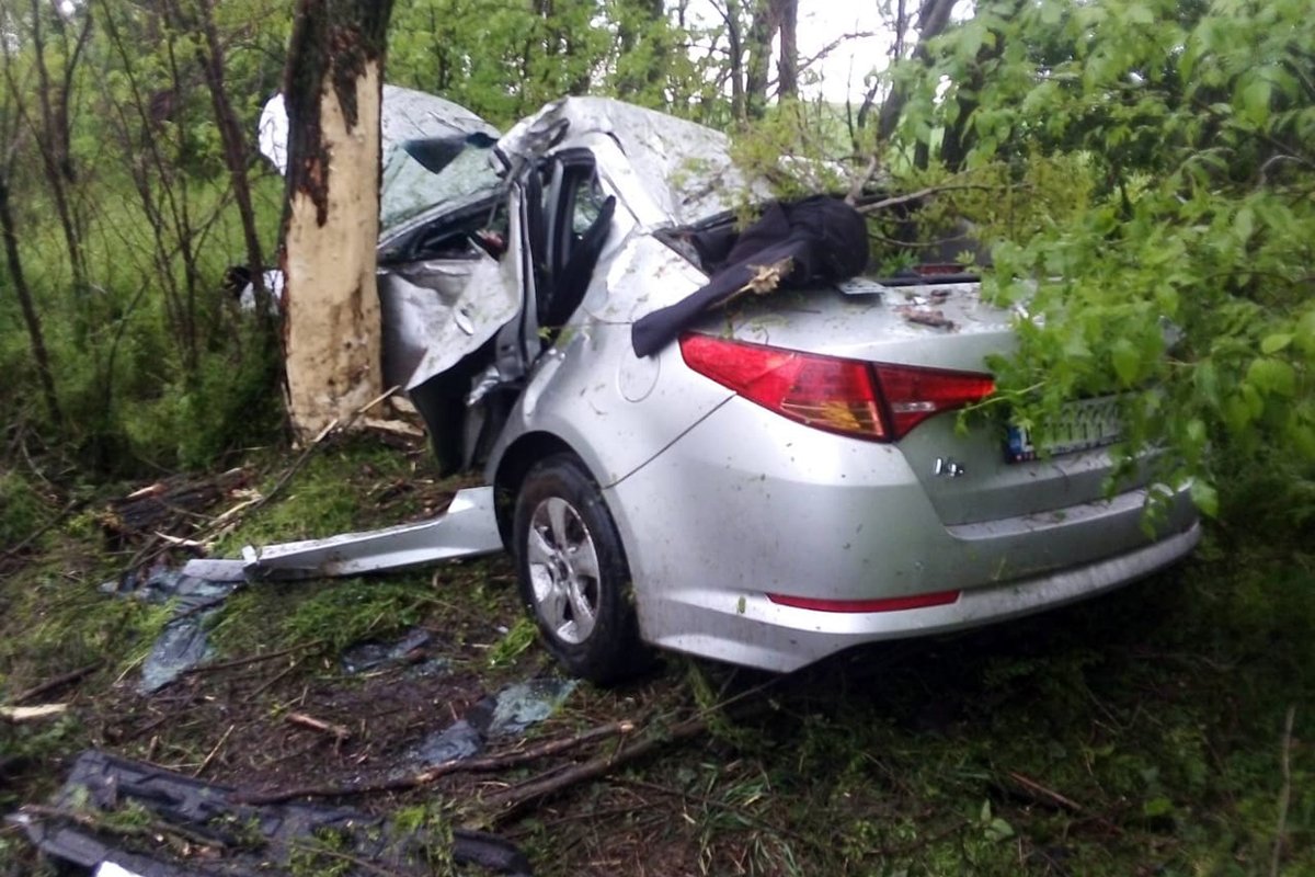При помощи буксировочного троса автомобиль достали из кювета на обочину При помощи буксировочного троса автомобиль достали из кювета на обочину
