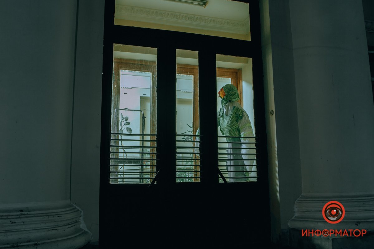 На входе во Дворец культуры