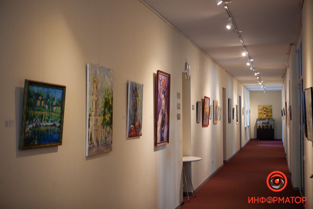 Длинные коридоры с множеством картин В Днепре открылась крутая бесплатная выставка 8