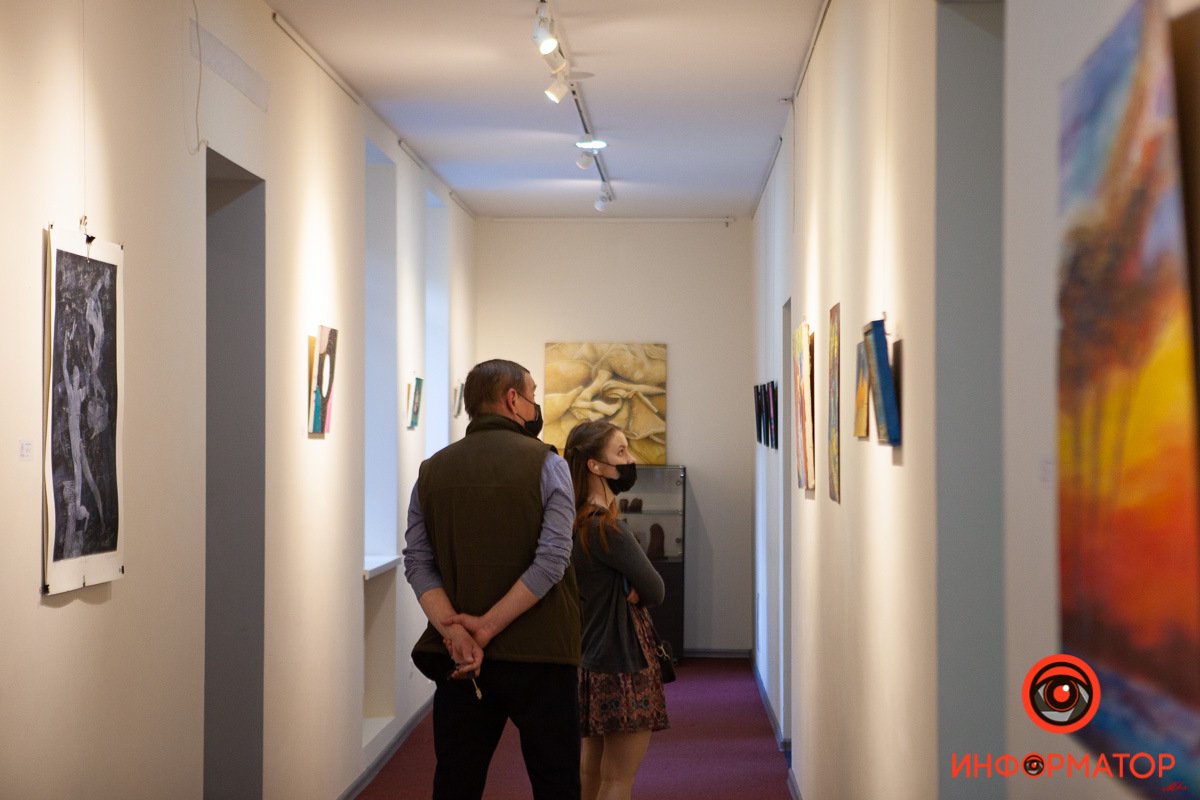 Посетители рассматривают работы юных дарований В Днепре открылась крутая бесплатная выставка 16