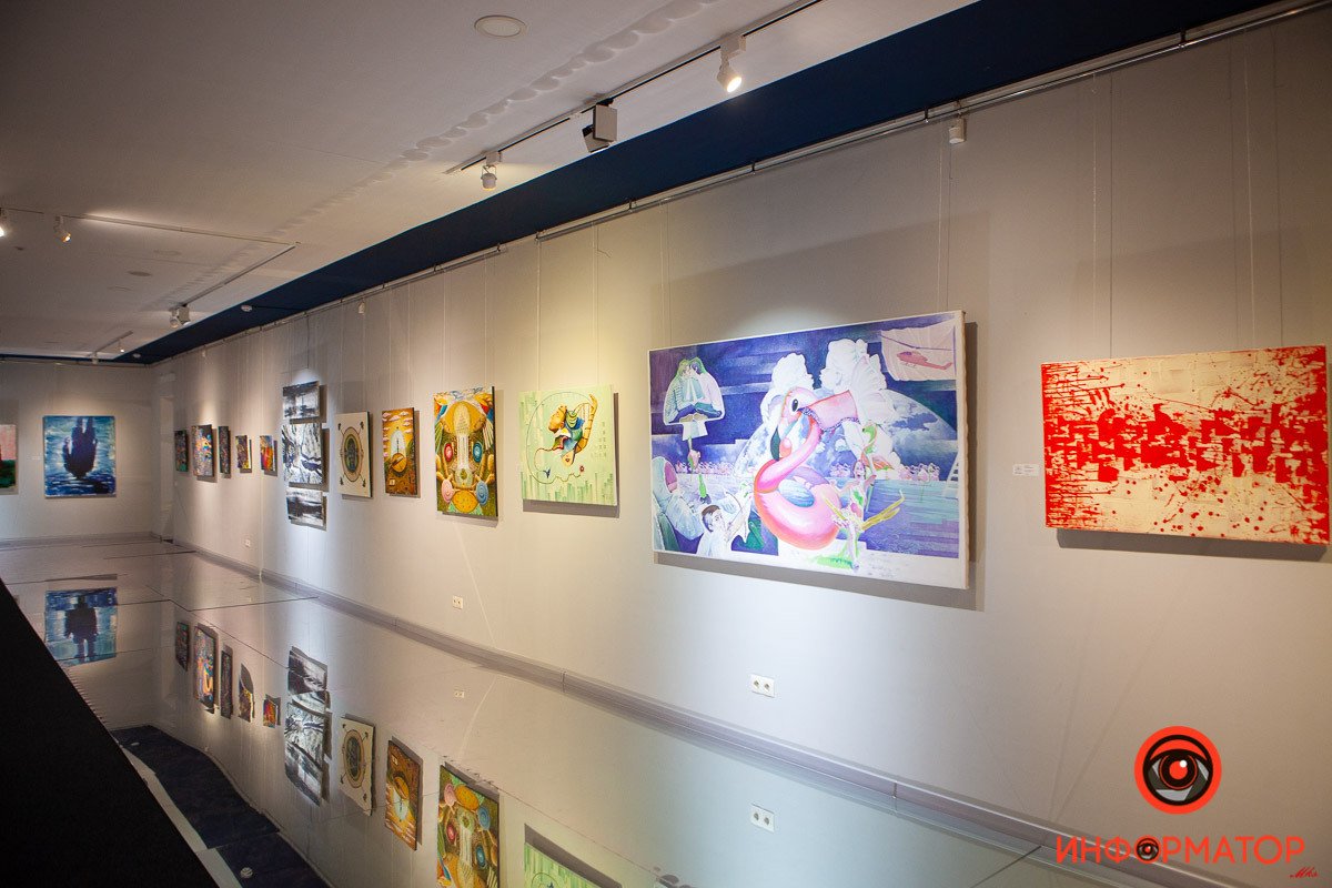 Зеркальный пол придает атмосферности выставке Зеркальный пол придает атмосферности выставке