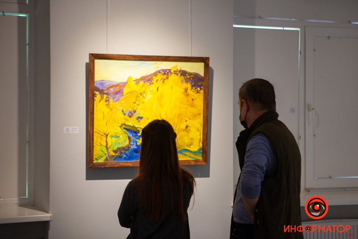 Внимательно рассматривают картины В Днепре открылась крутая бесплатная выставка 20