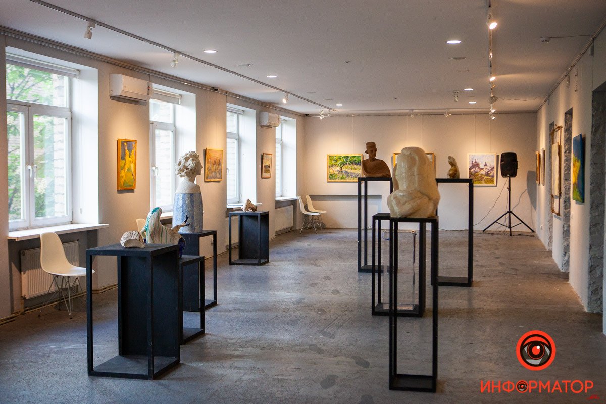 Помимо картин, на выставке представлены еще и скульптуры Помимо картин, на выставке представлены еще и скульптуры