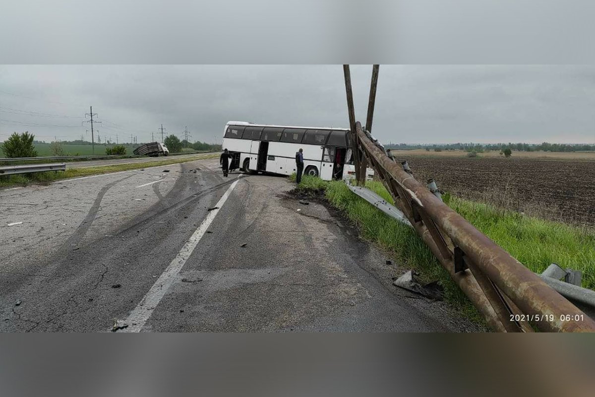 В аварии пострадал 41-летний водитель грузовика, пассажиры автобуса не пострадали В аварии пострадал 41-летний водитель грузовика, пассажиры автобуса не пострадали