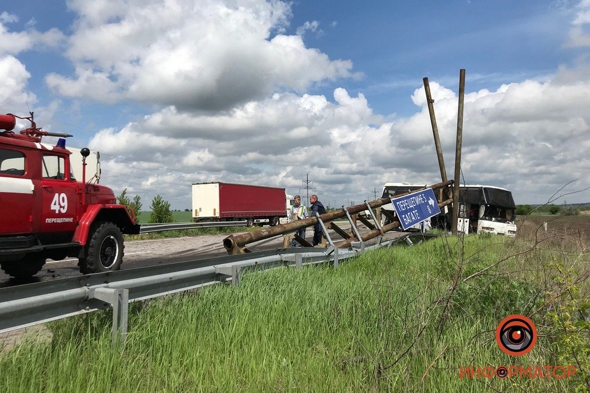 Водитель автобуса попытался избежать столкновения, из-за чего тот вылетел в кювет Водитель автобуса попытался избежать столкновения, из-за чего тот вылетел в кювет