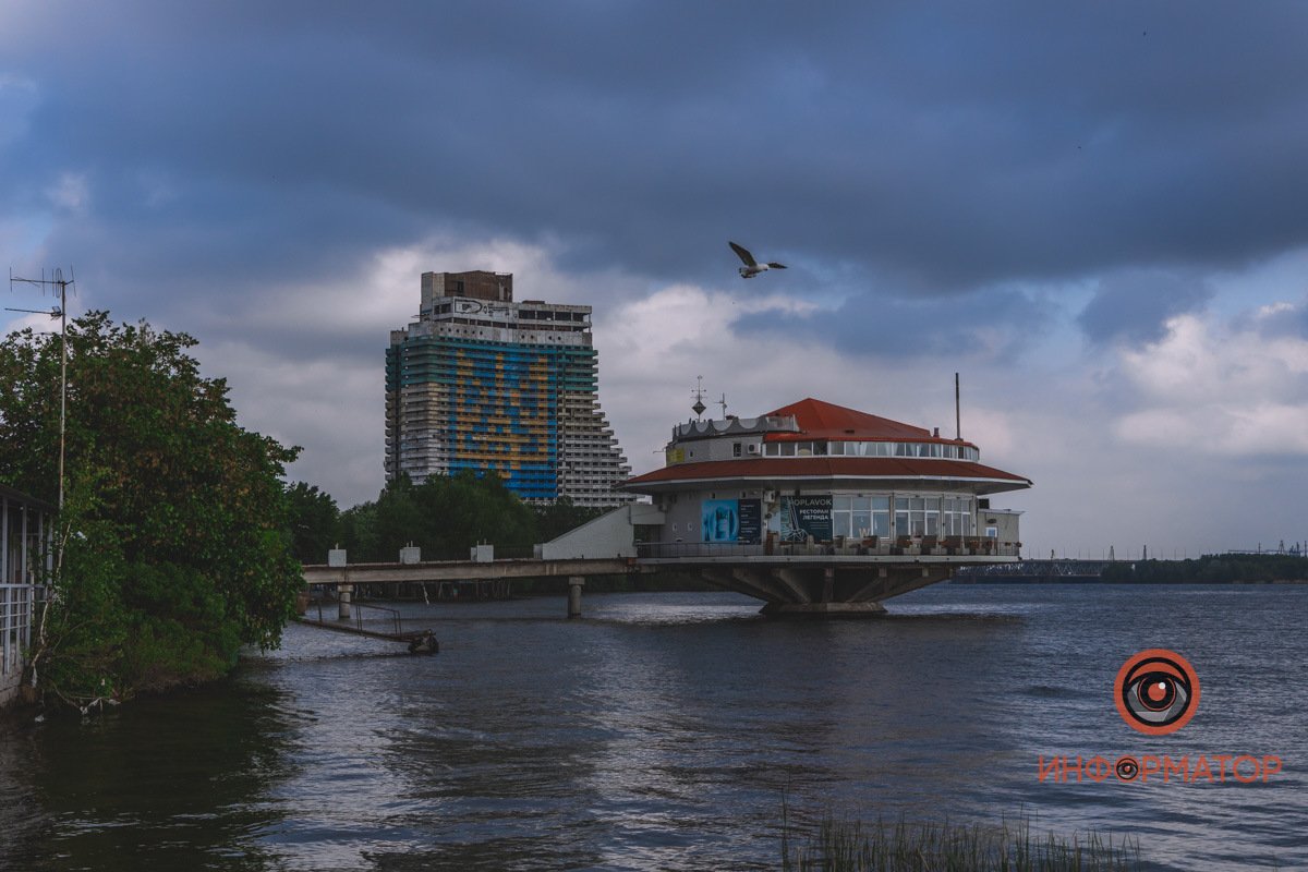 Вид на знаменитый "Поплавок" Как выглядит пасмурный майский Днепр 7