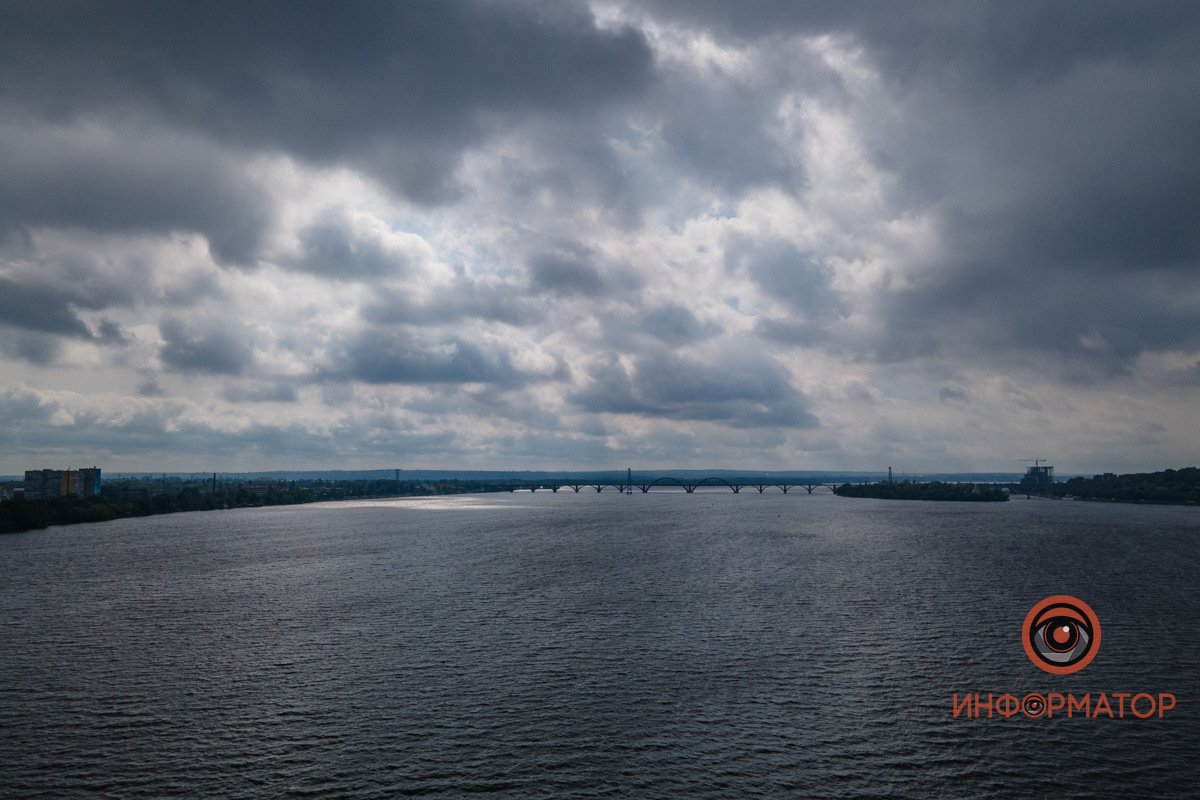 Где-то проглядывает солнце в реке Как выглядит пасмурный майский Днепр 26