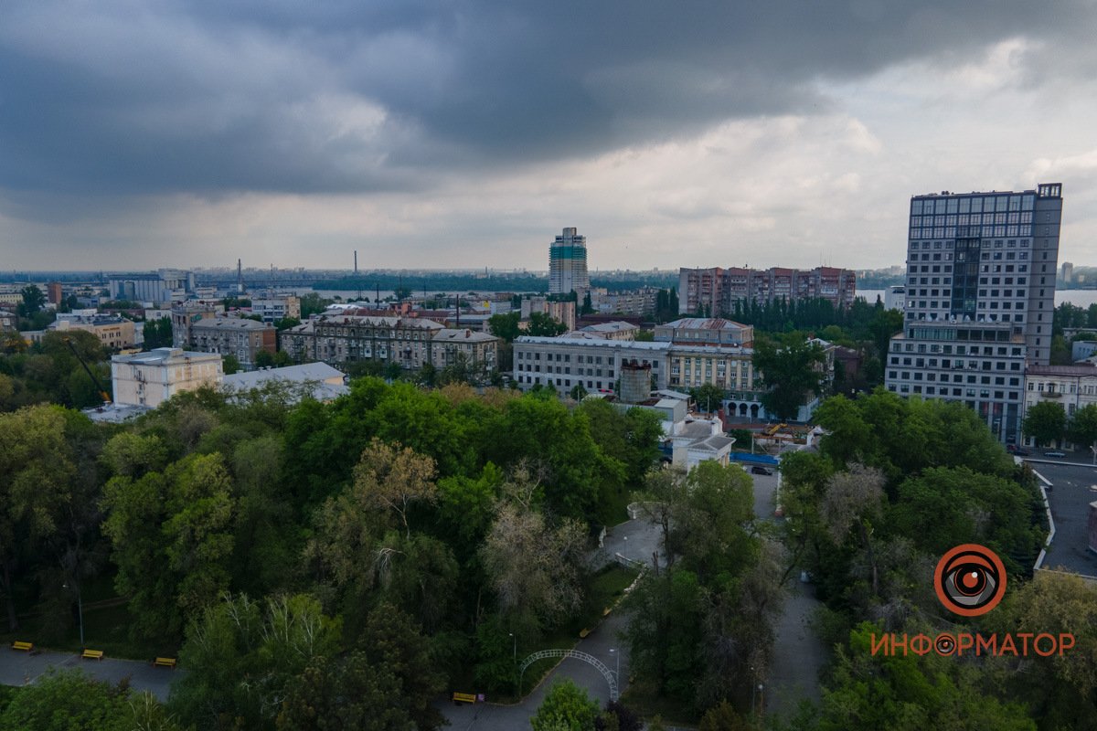 Вид на "Парус" Как выглядит пасмурный майский Днепр 31