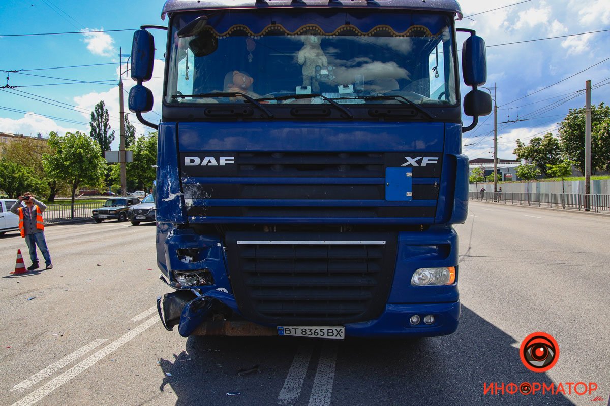 DAF врезался в Ford и Chevrolet