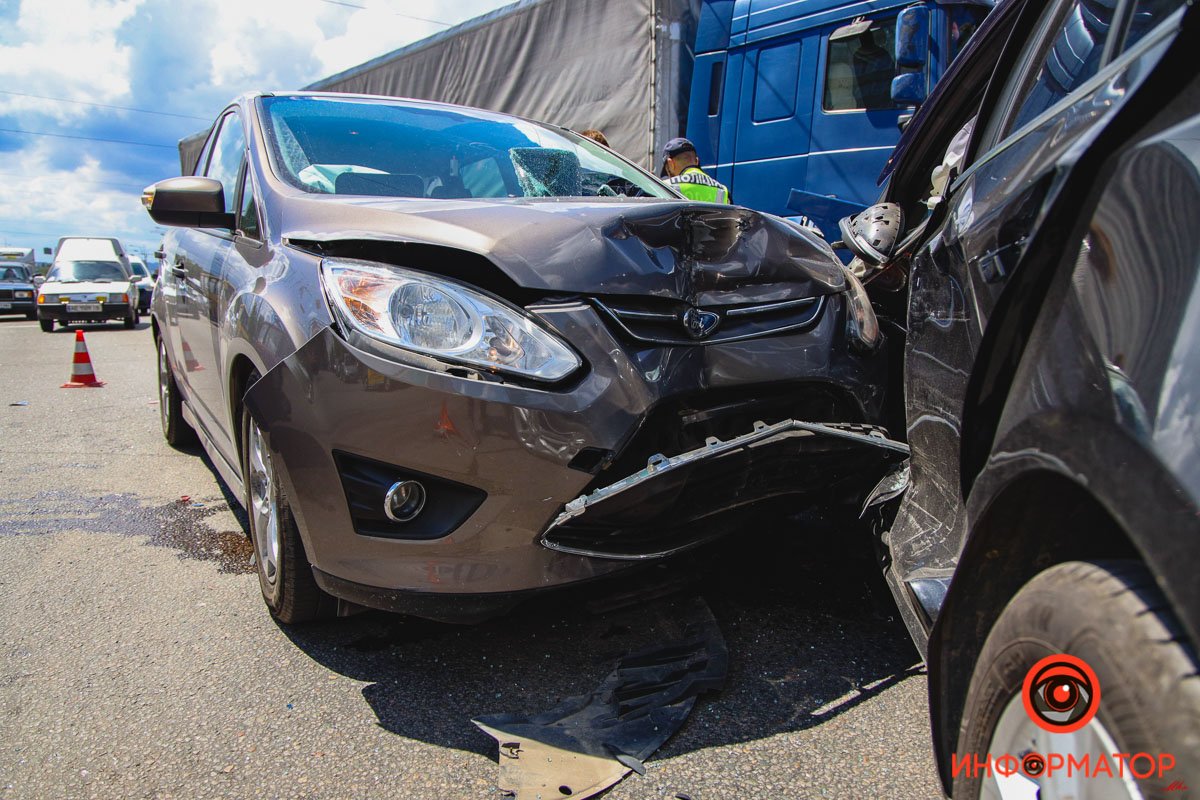 Ford ехал по Слобожанскому в сторону Подгородного и остановился на "красный" сигнал светофора