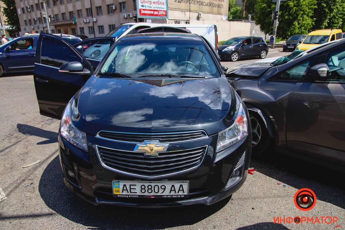 Chevrolet на "зеленый" начал выезжать с Богдана Хмельницкого на проспект