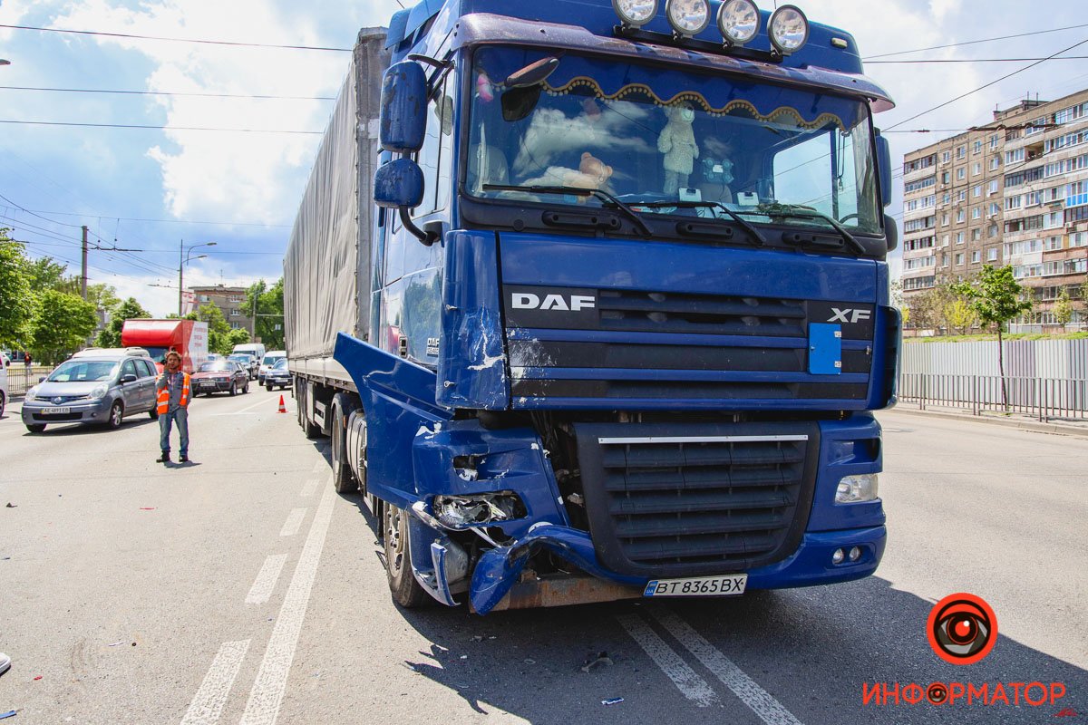 В этот момент в Ford сзади врезался грузовой автомобиль DAF