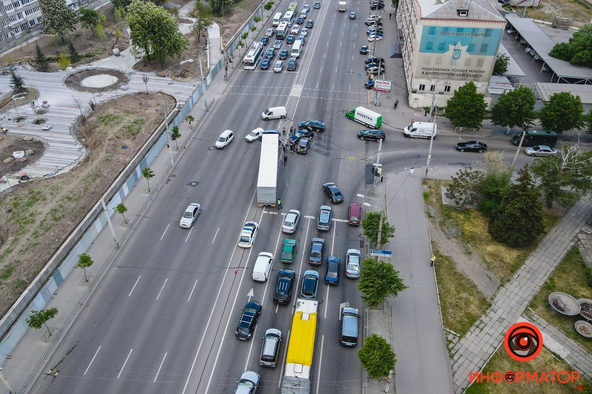 Проезд в сторону выезда из города по двум правым полосам проспекта