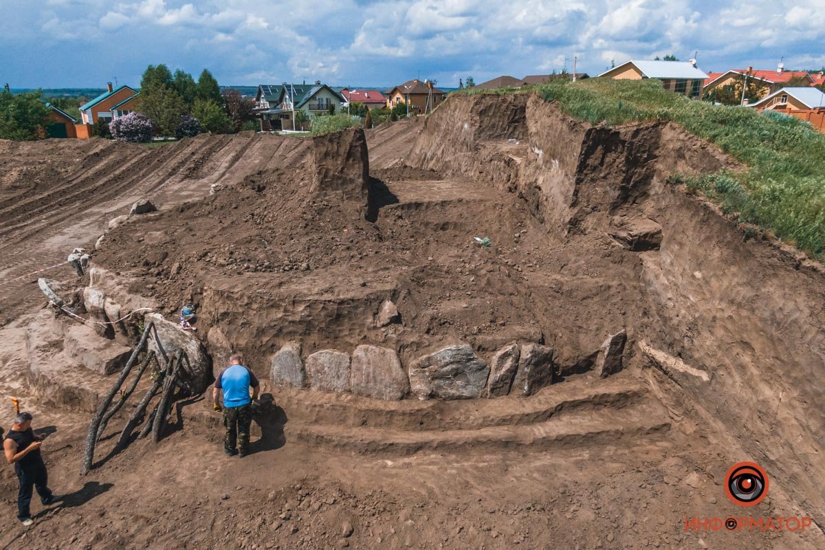 Часть плит сломали еще в начале 3 тысячелетия 