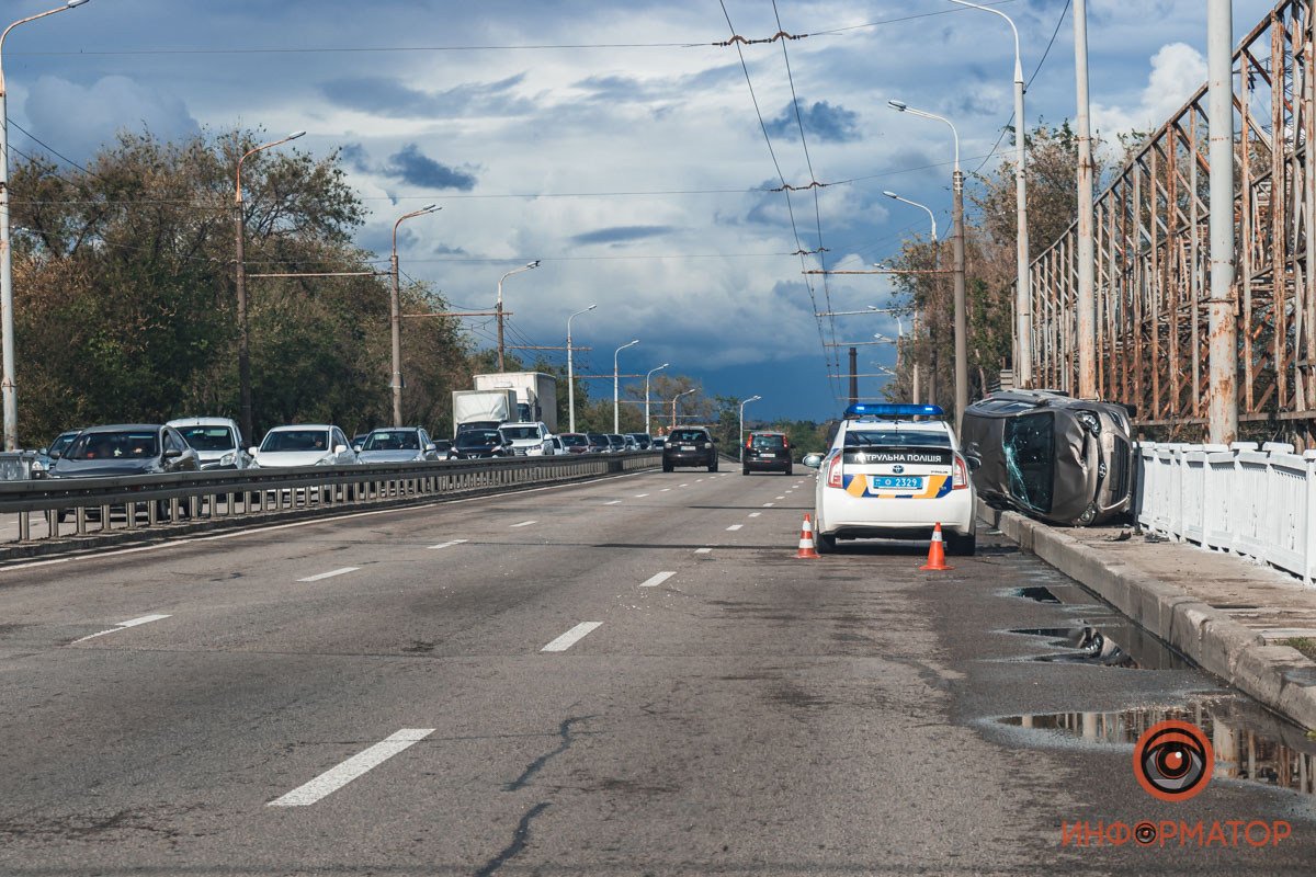 В Днепре на Набережной Заводской Hyundai перевернулся и влетел в ограждение 1