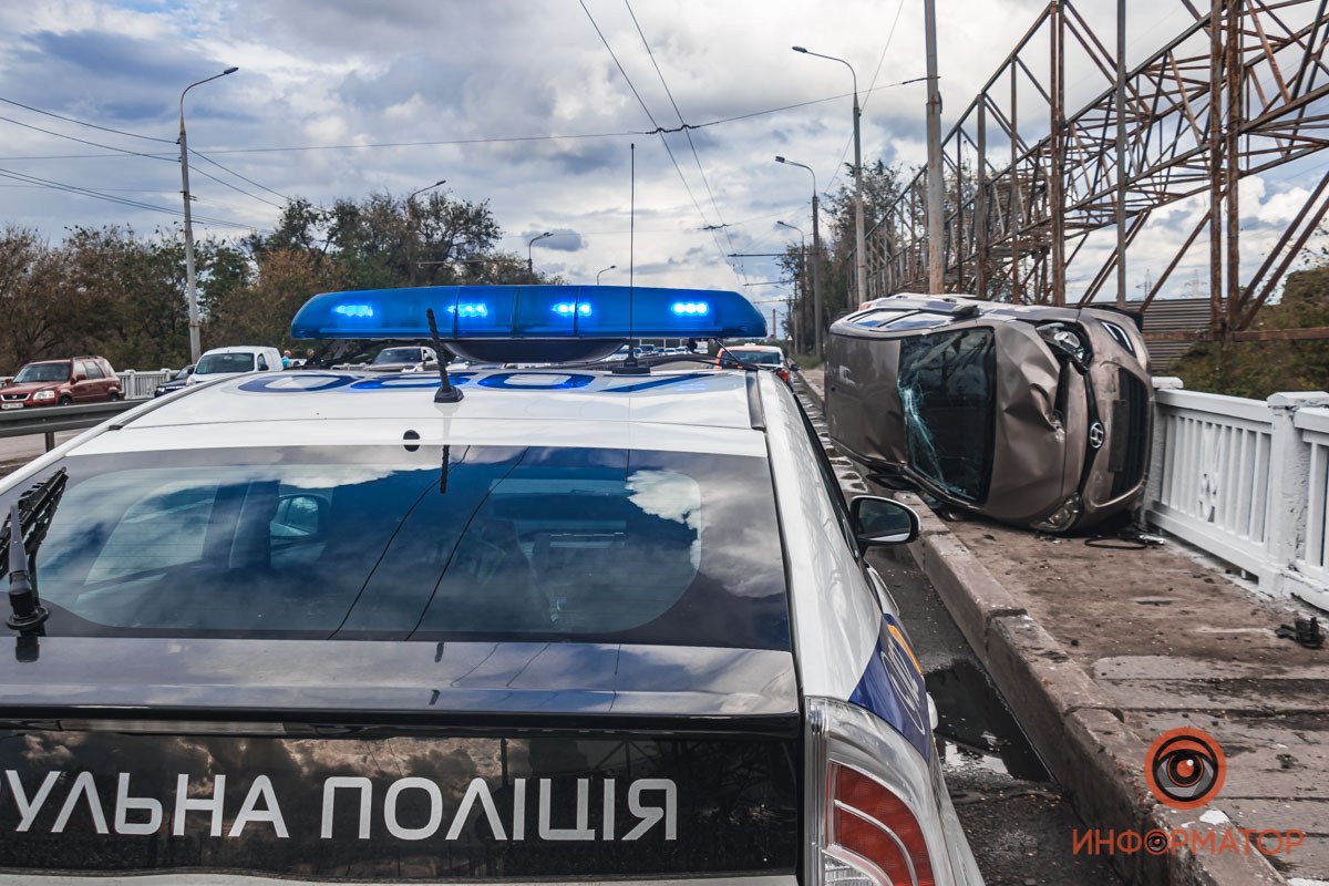 В Днепре на Набережной Заводской Hyundai перевернулся и влетел в ограждение 2