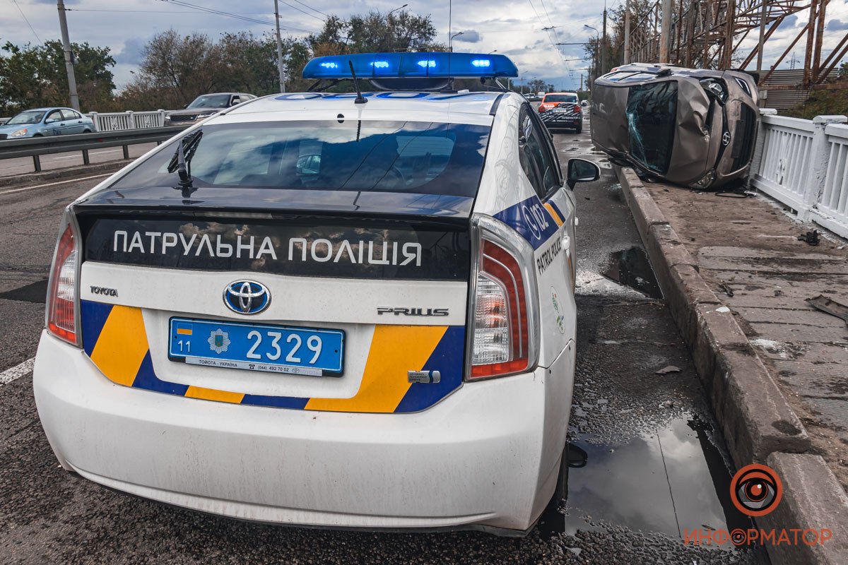 В Днепре на Набережной Заводской Hyundai перевернулся и влетел в ограждение 3