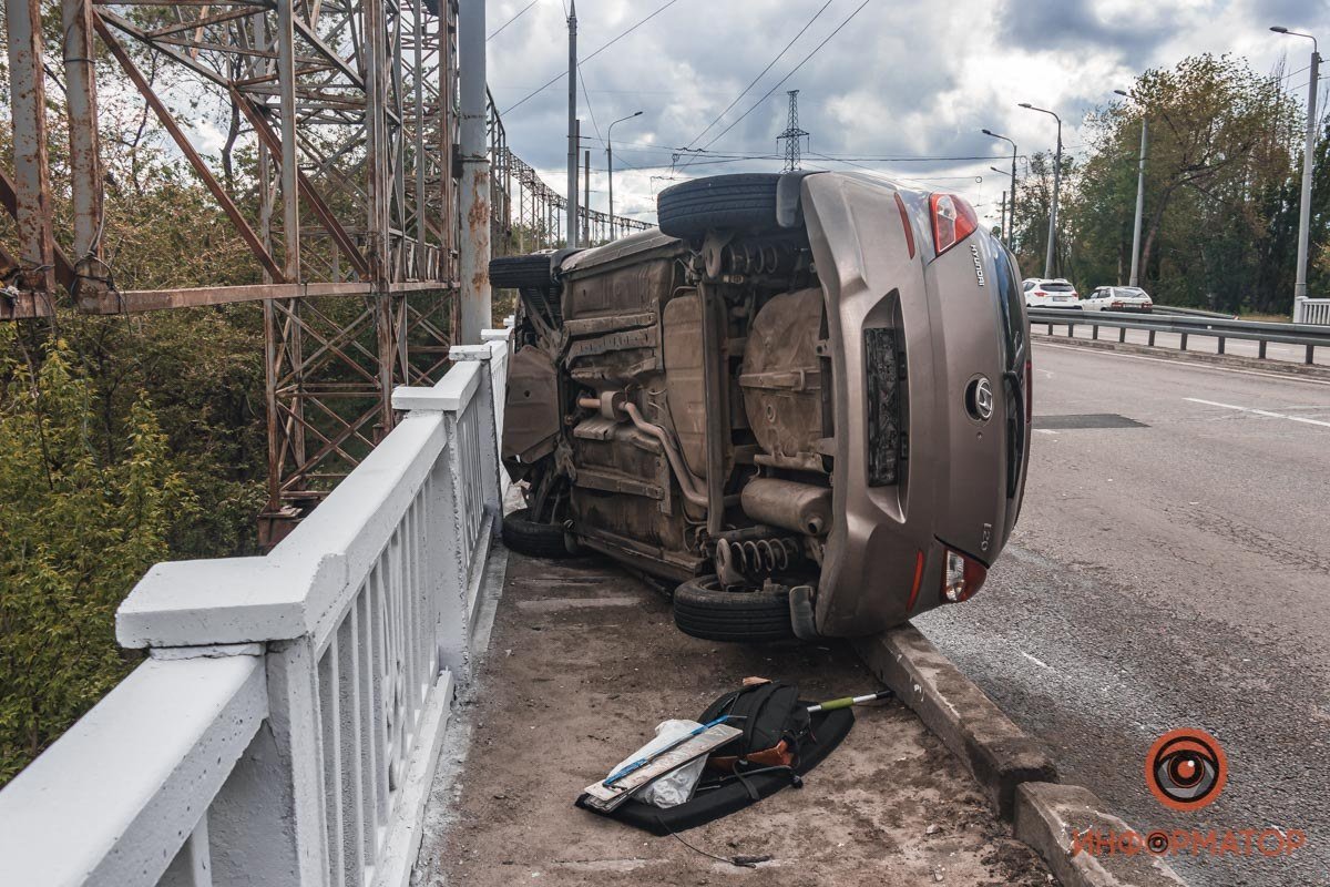 В Днепре на Набережной Заводской Hyundai перевернулся и влетел в ограждение 4