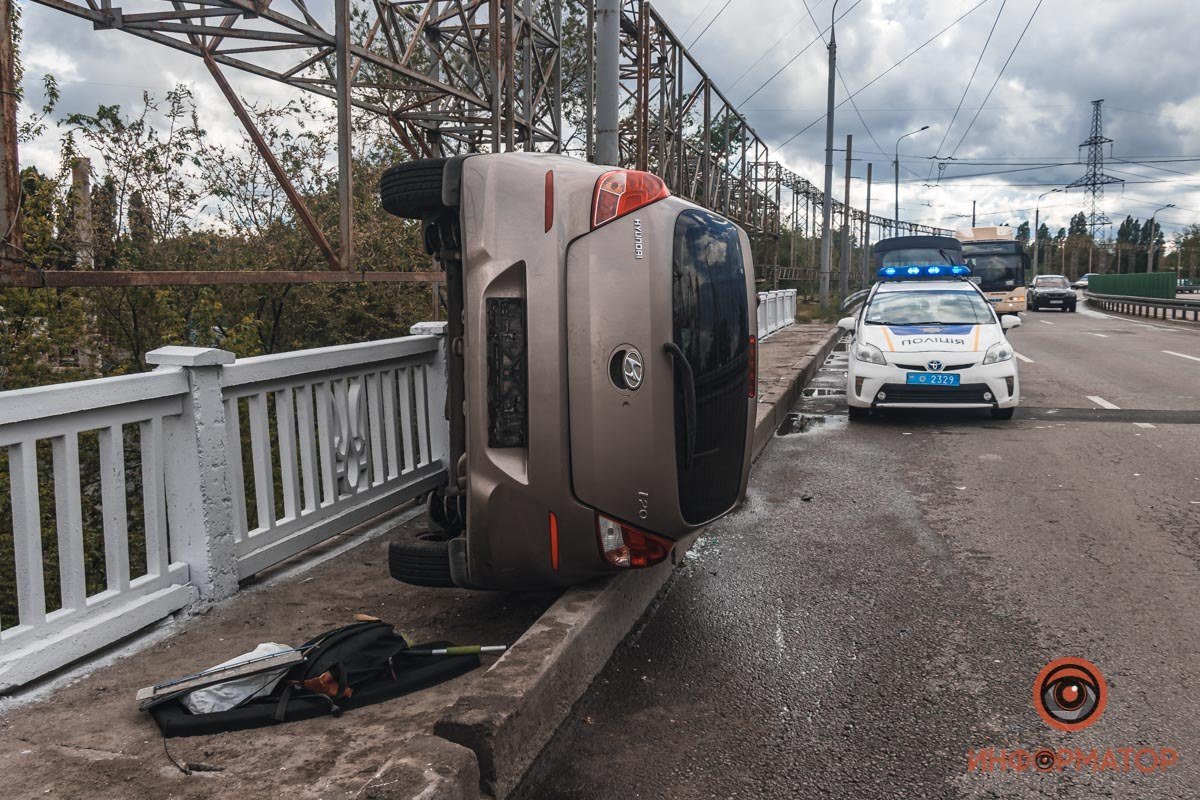 В Днепре на Набережной Заводской Hyundai перевернулся и влетел в ограждение 5