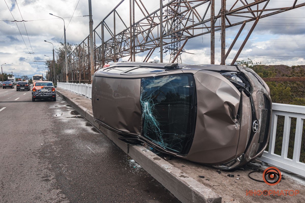 В Днепре на Набережной Заводской Hyundai перевернулся и влетел в ограждение 6