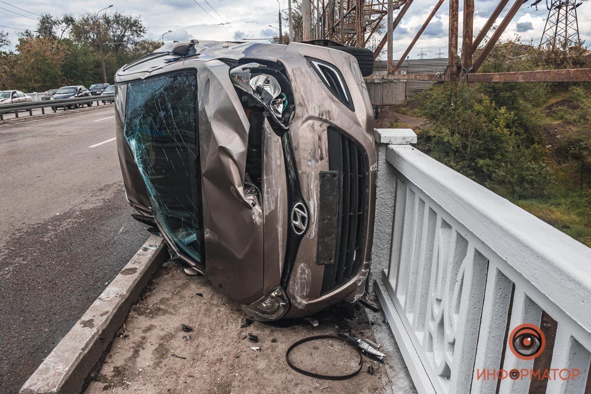 В Днепре на Набережной Заводской Hyundai перевернулся и влетел в ограждение 8
