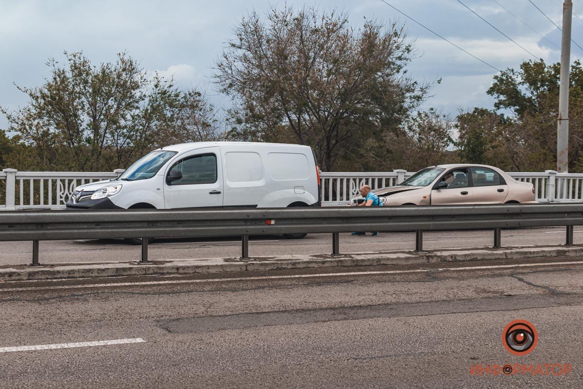 В Днепре на Набережной Заводской Hyundai перевернулся и влетел в ограждение 9
