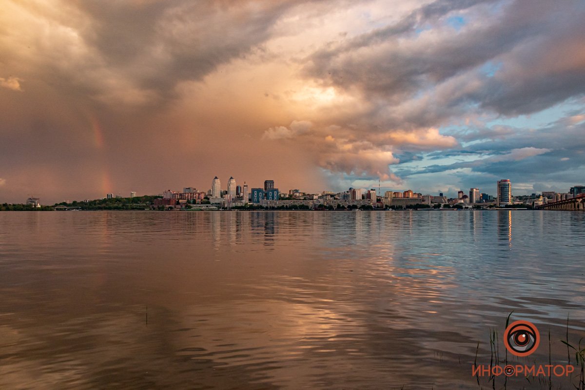 Тучи против ясного неба
