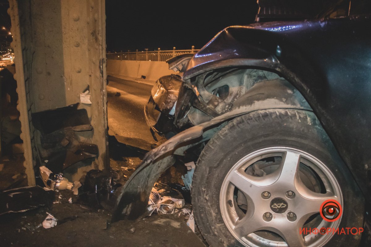 На место аварии приезжали спасатели и скорая На место аварии приезжали спасатели и скорая