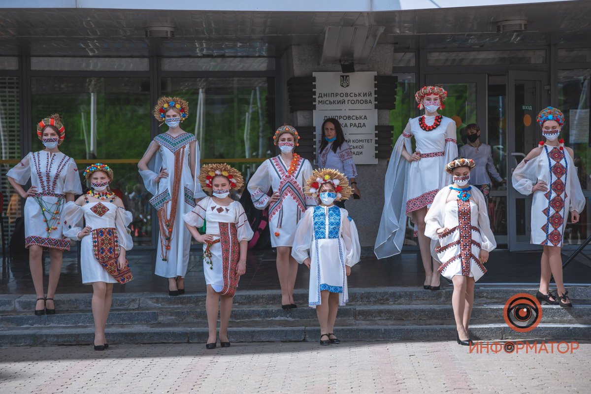 Модный показ в национальных нарядах и песни под бандуру: как в Днепре празднуют День вышиванки 1