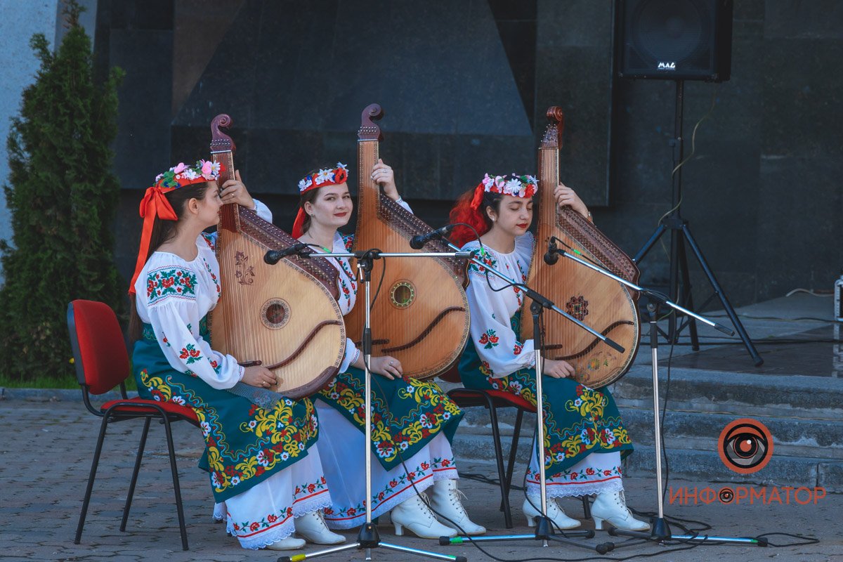 Модный показ в национальных нарядах и песни под бандуру: как в Днепре празднуют День вышиванки 2