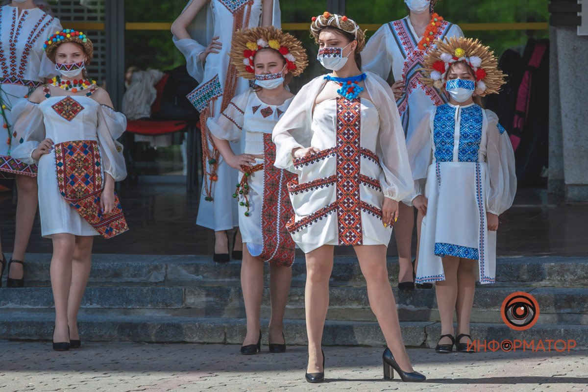 Модный показ в национальных нарядах и песни под бандуру: как в Днепре празднуют День вышиванки 3