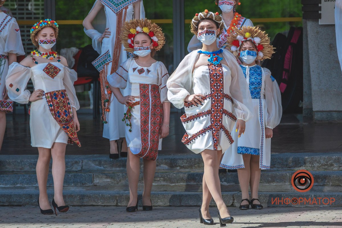 Модный показ в национальных нарядах и песни под бандуру: как в Днепре празднуют День вышиванки 4