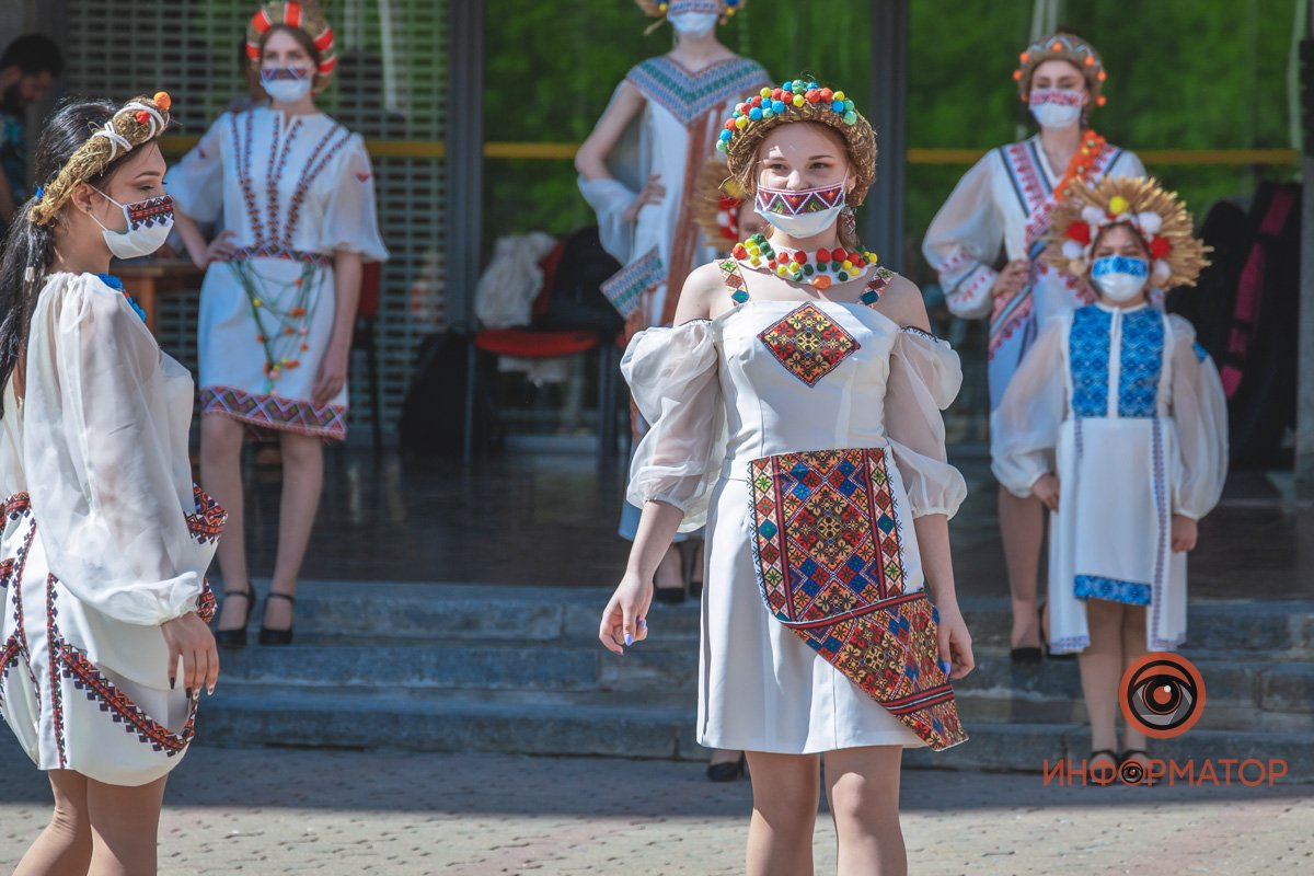 Модный показ в национальных нарядах и песни под бандуру: как в Днепре празднуют День вышиванки 5