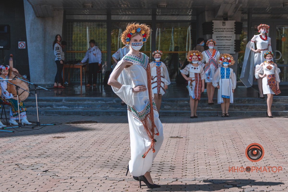 Модный показ в национальных нарядах и песни под бандуру: как в Днепре празднуют День вышиванки 7
