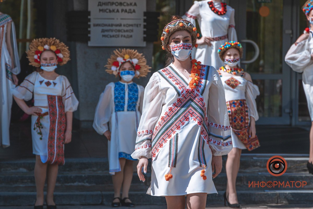 Модный показ в национальных нарядах и песни под бандуру: как в Днепре празднуют День вышиванки 8