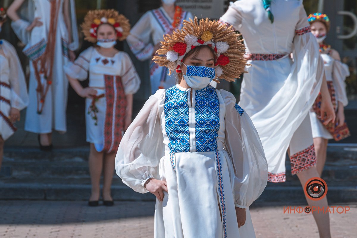 Модный показ в национальных нарядах и песни под бандуру: как в Днепре празднуют День вышиванки 9