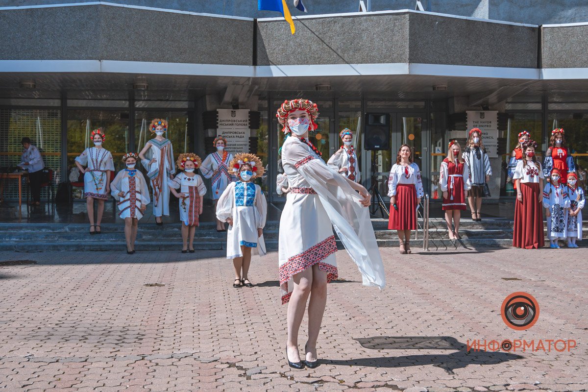 Модный показ в национальных нарядах и песни под бандуру: как в Днепре празднуют День вышиванки 10