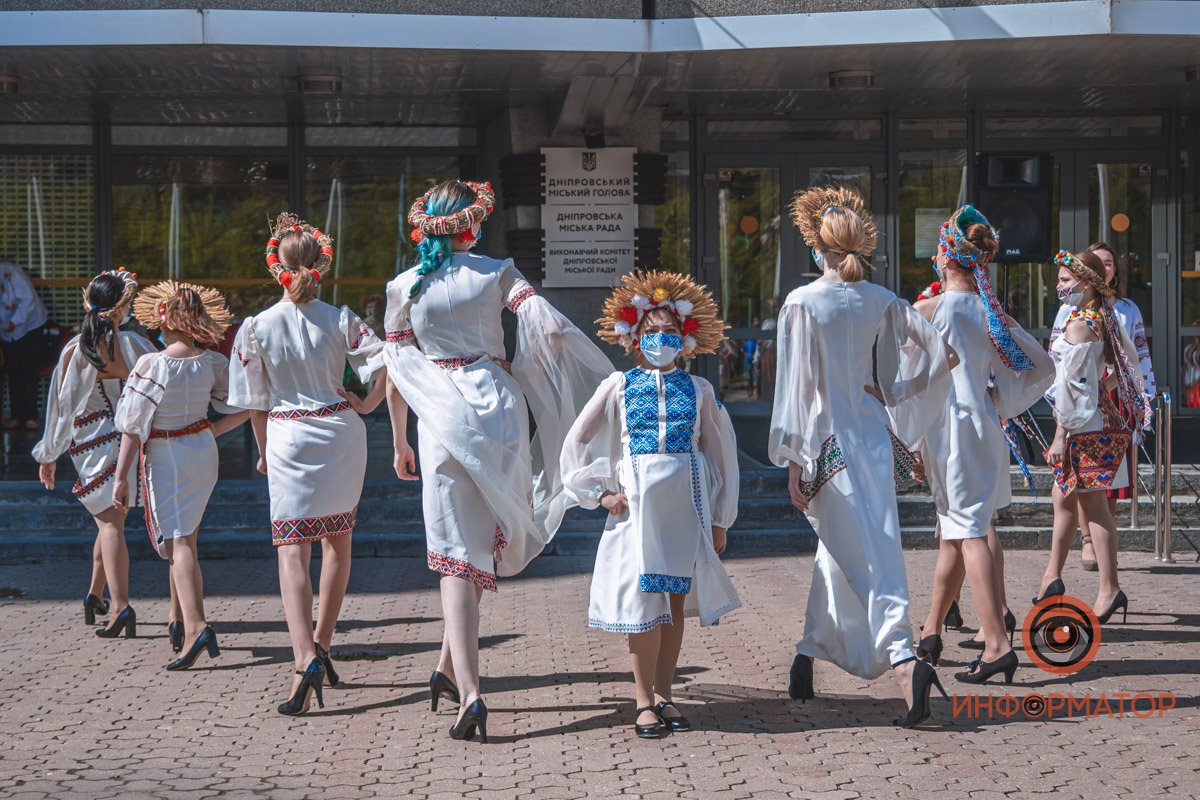 Модный показ в национальных нарядах и песни под бандуру: как в Днепре празднуют День вышиванки 11