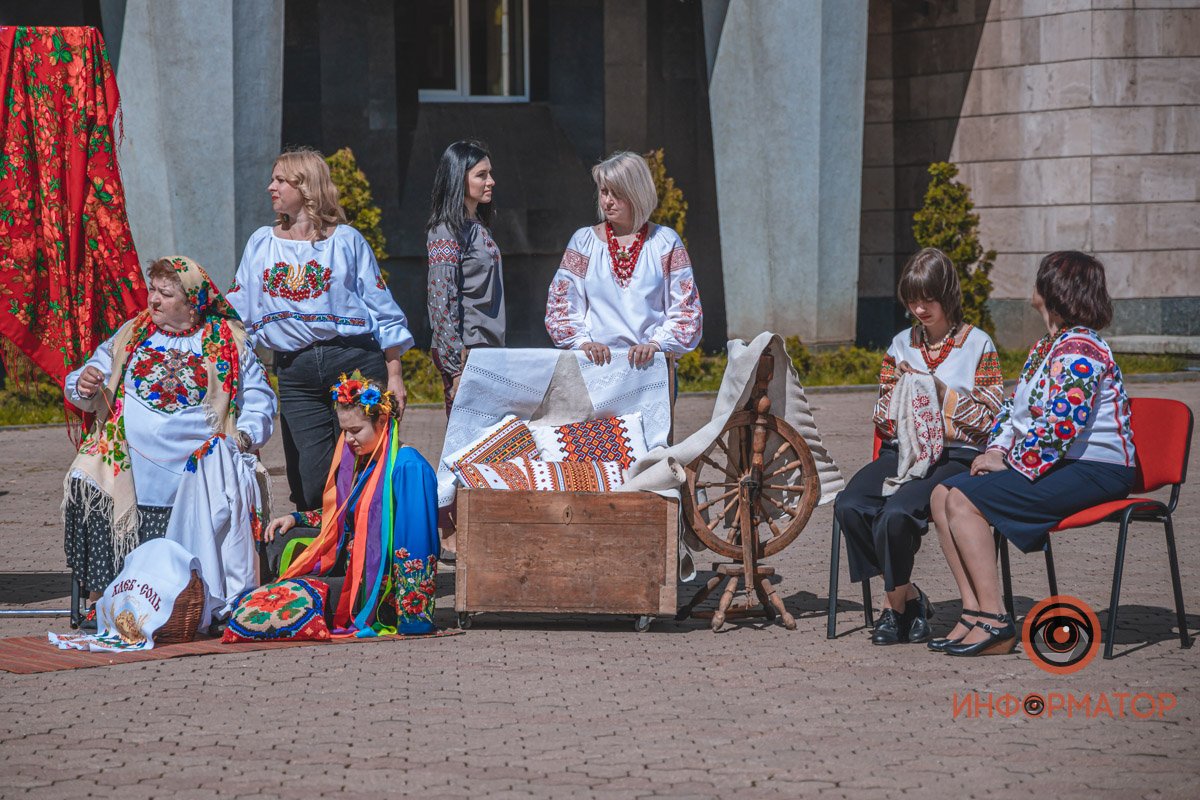 Модный показ в национальных нарядах и песни под бандуру: как в Днепре празднуют День вышиванки 12