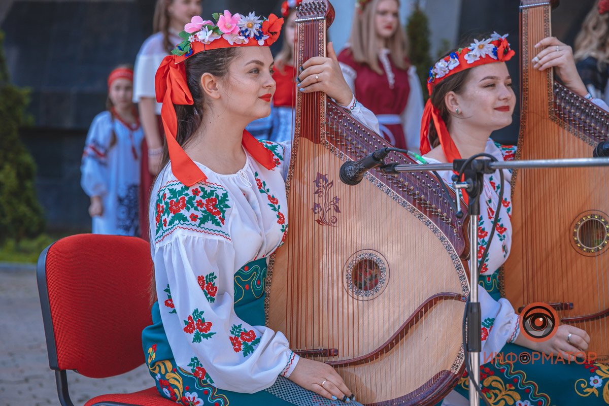 Модный показ в национальных нарядах и песни под бандуру: как в Днепре празднуют День вышиванки 13