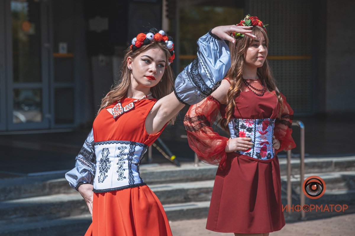 Модный показ в национальных нарядах и песни под бандуру: как в Днепре празднуют День вышиванки 14