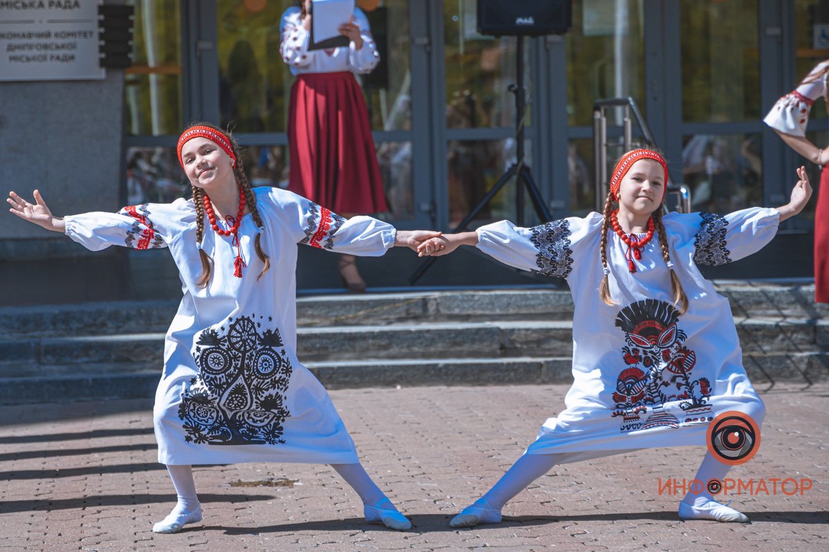 Модный показ в национальных нарядах и песни под бандуру: как в Днепре празднуют День вышиванки 17