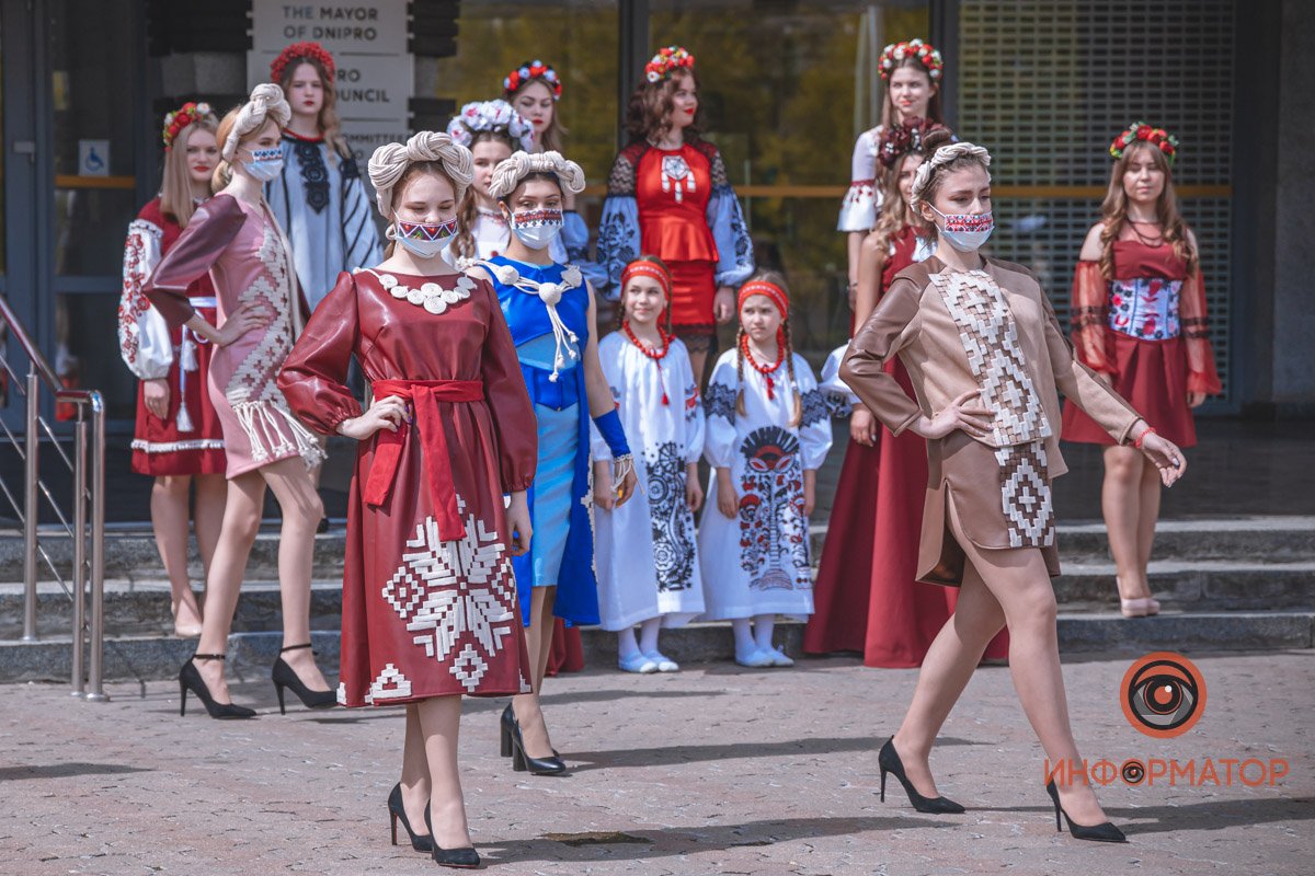 Модный показ в национальных нарядах и песни под бандуру: как в Днепре празднуют День вышиванки 19