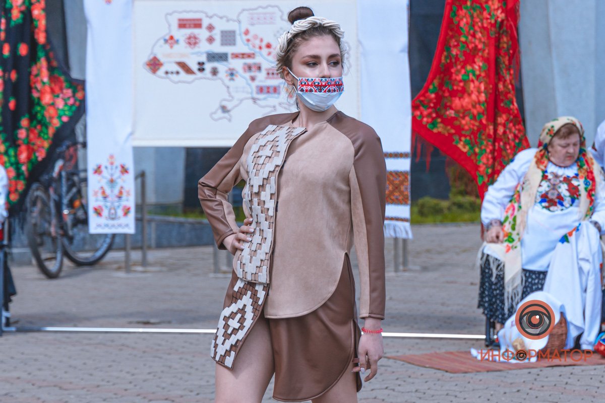 Модный показ в национальных нарядах и песни под бандуру: как в Днепре празднуют День вышиванки 21