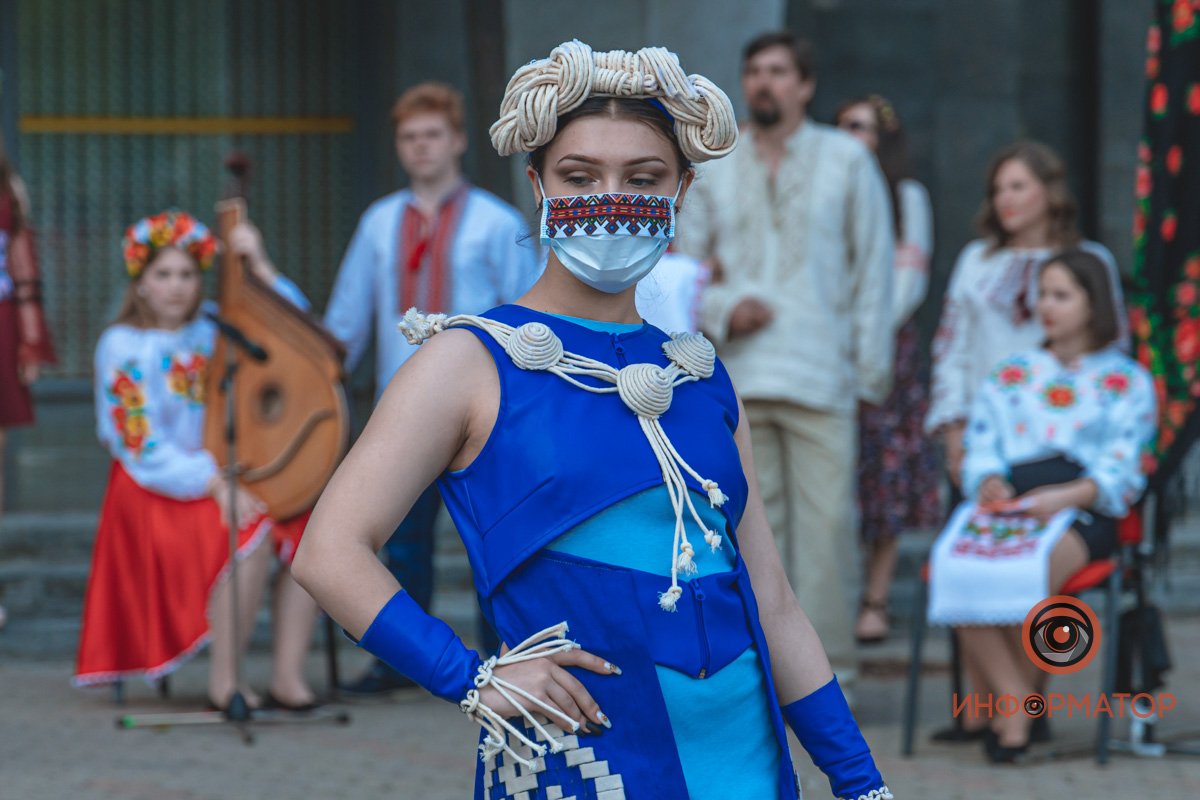 Модный показ в национальных нарядах и песни под бандуру: как в Днепре празднуют День вышиванки 22