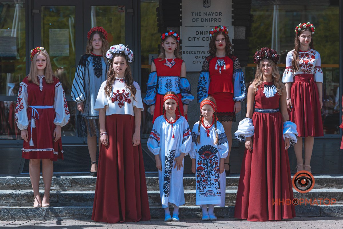 Модный показ в национальных нарядах и песни под бандуру: как в Днепре празднуют День вышиванки 23