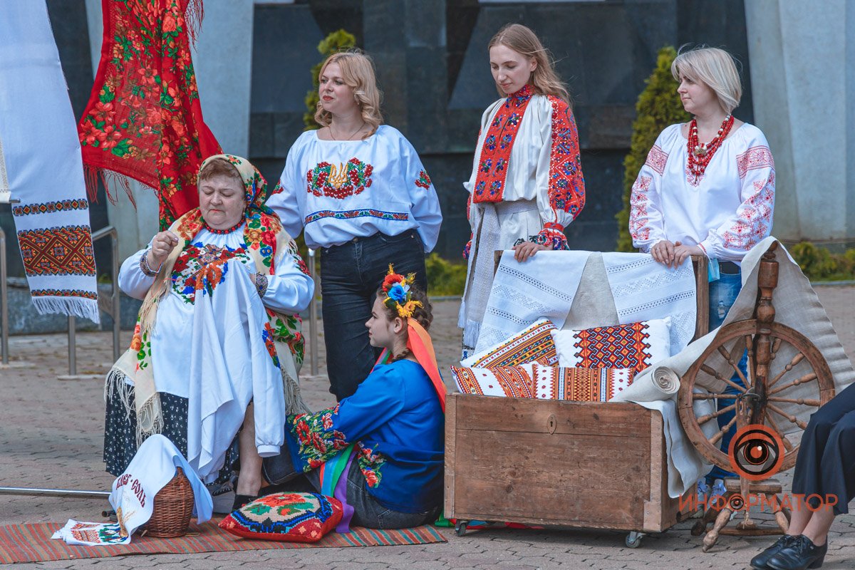 Модный показ в национальных нарядах и песни под бандуру: как в Днепре празднуют День вышиванки 24