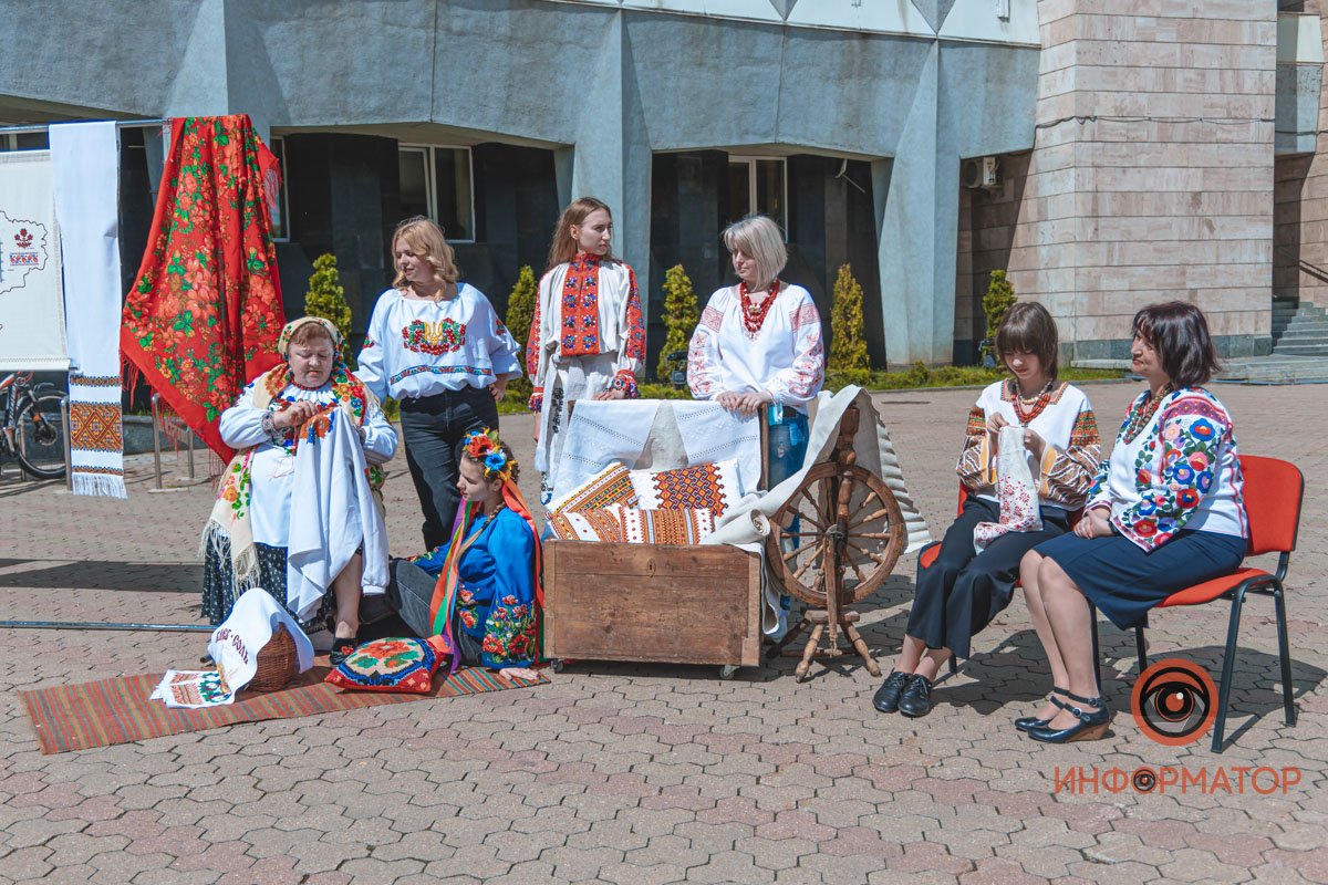 Модный показ в национальных нарядах и песни под бандуру: как в Днепре празднуют День вышиванки 25